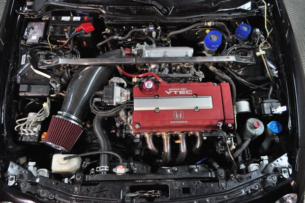 Italian EDM Integra Type-R engine bay aftermarket header