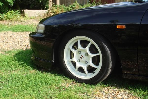 96-spec R front fender and 4-lug wheel