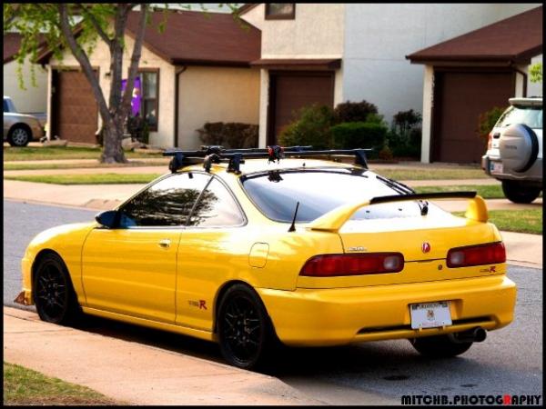 Integra type-r with a ski rack